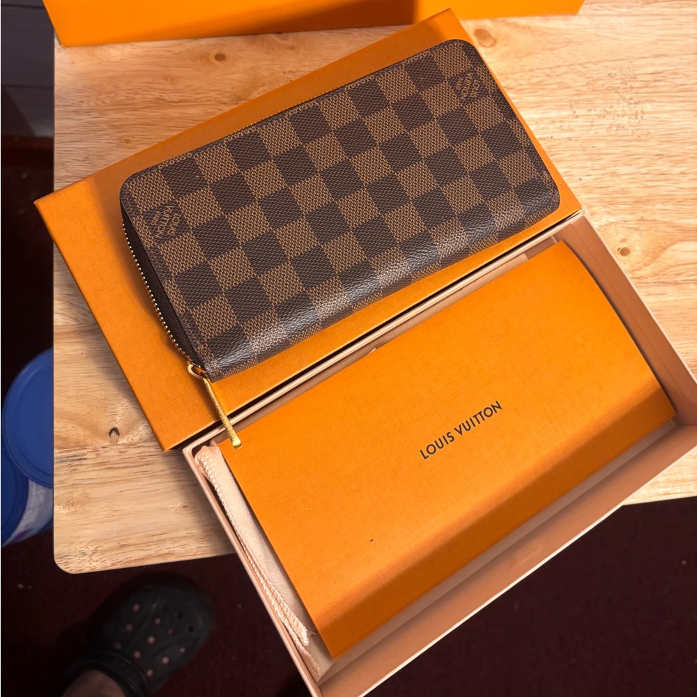 Louis Vuitton Damere Zippy wallet pink interior like new condition
